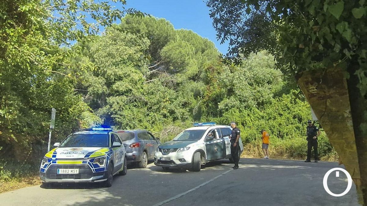 Los vecinos de la parcelación El Jardinito desalojan sus viviendas por la cercanía del fuego