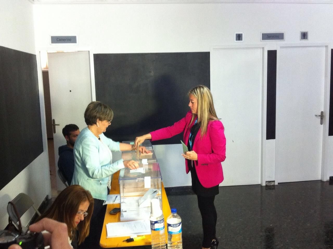 María de Haro, candidata del PP a la Presidencia del Cabildo, votó en Los Llanos de Aridane.