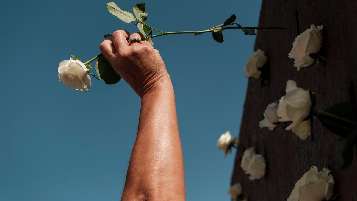 Ofrendas florales para recordar a todas las 'Luces en el vacío' que perdieron la vida en el vuelo de Spanair