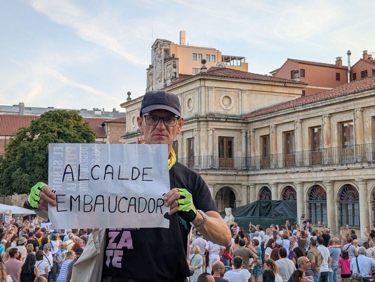Mensaje contra el alcalde de León por su apoyo al proyecto de la Junta.