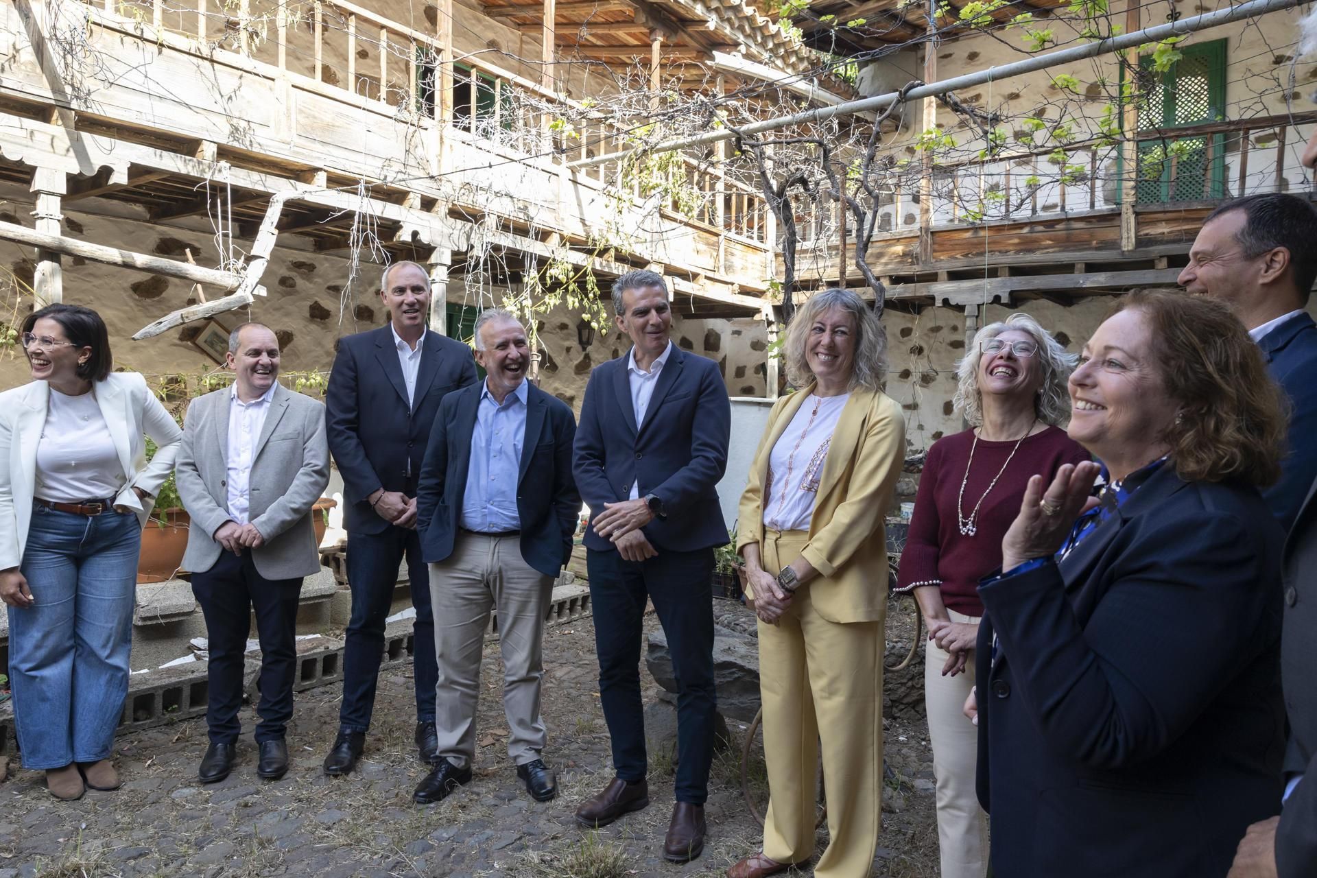 El ministro de Política Territorial, Ángel Víctor Torres (5i), visitó este lunes en Valsequillo (Gran Canaria) acompañado por el alcalde de este municipio, Juan Carlos Hernández Atta (6i) y la subdelegada del Gobierno en Las Palmas, María Teresa Mayans (7i), entre otras autoridades, el Cuartel de El Colmenar, construido en 1530 y declarado Bien de Interés Cultural, que ha sido adquirido recientemente por el citado municipio grancanario con fondos del Gobierno de España.