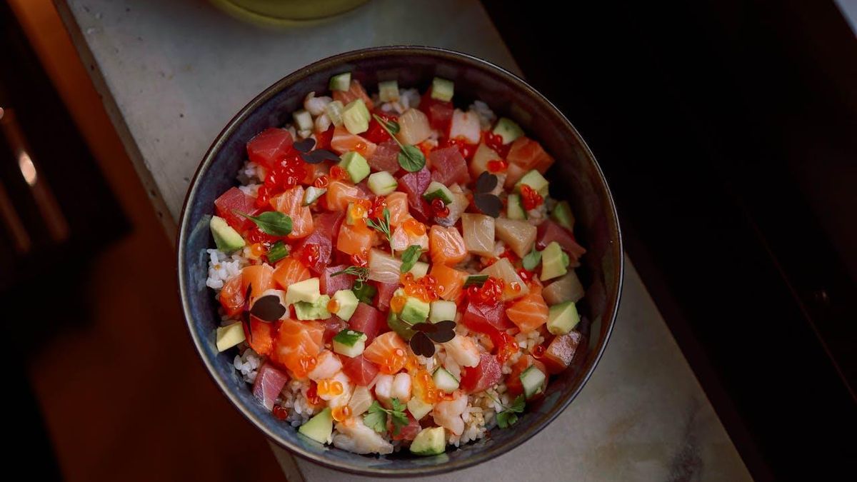 Ensalada de arroz con salmón y aguacate