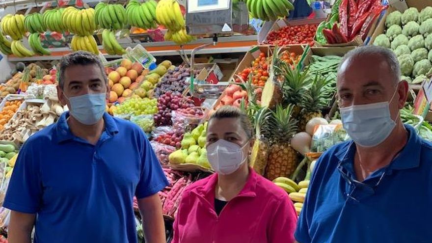 Frutería Carmelo, 35 años alimentando de la huerta en el Mercado de Altavista