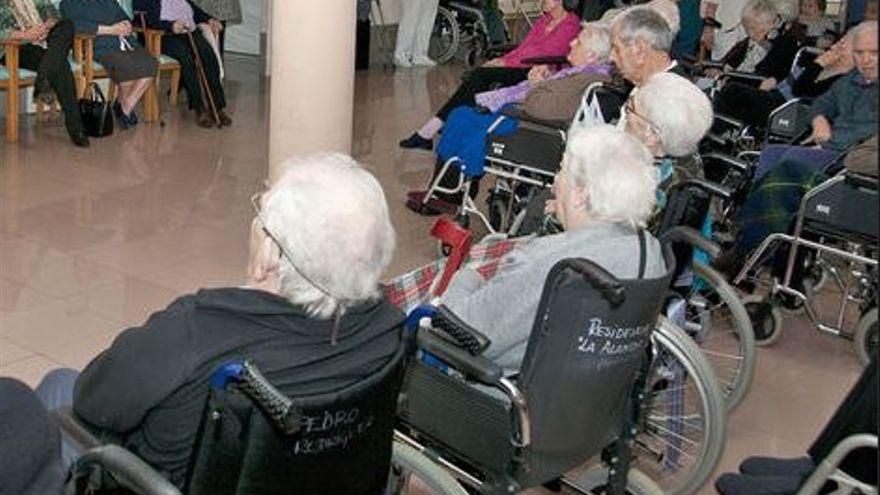 Feijóo certifica en el Parlamento que su modelo de residencias post COVID seguirá apostando por la gestión privada