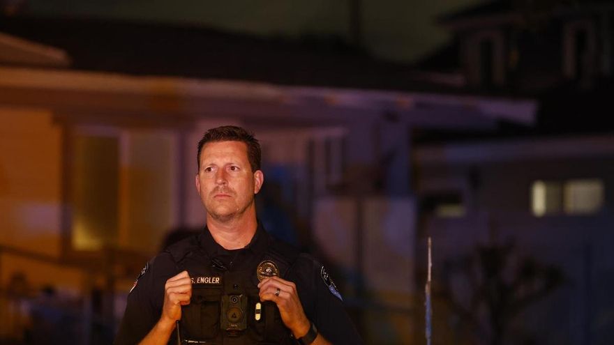 Un agente de la policía de Torrance parado fuera de la casa en Torrance, California, del joven arrestado tras el tiroteo durante la cena de corresponsales de la Casa Blanca a la que asistía el presidente Donald Trump. EFE/EPA/CHRIS TORRES