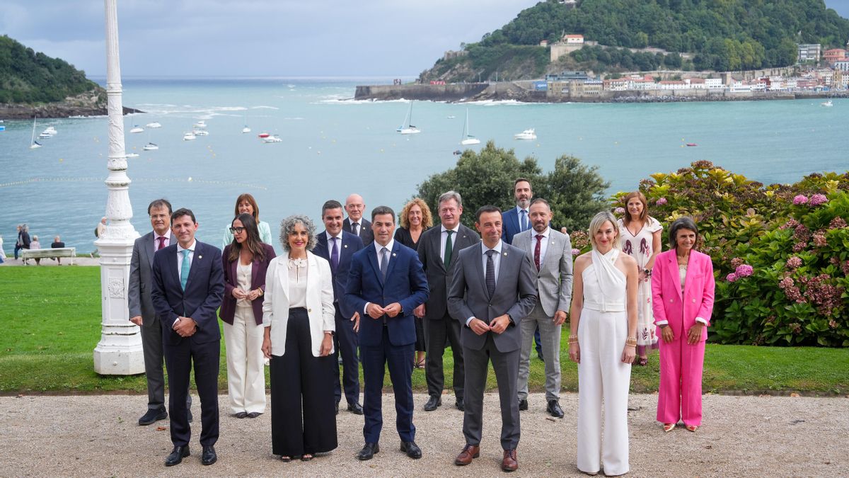 El lehendakari Imanol Pradales con todos sus consejeros en los jardines del Palacio Miramar, en Donostia.