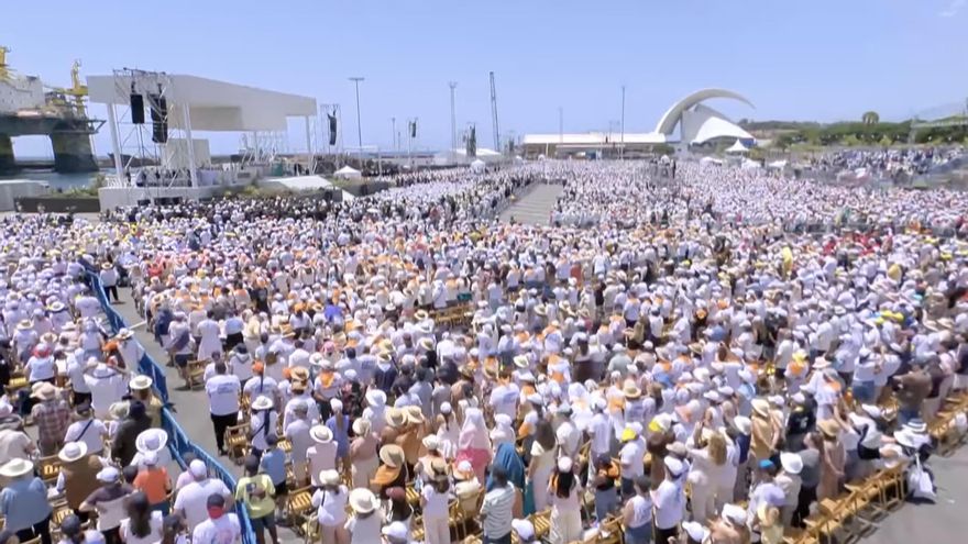Miles de personas asisten a la misa multitudinaria del Papa en Santa Cruz de Tenerife.