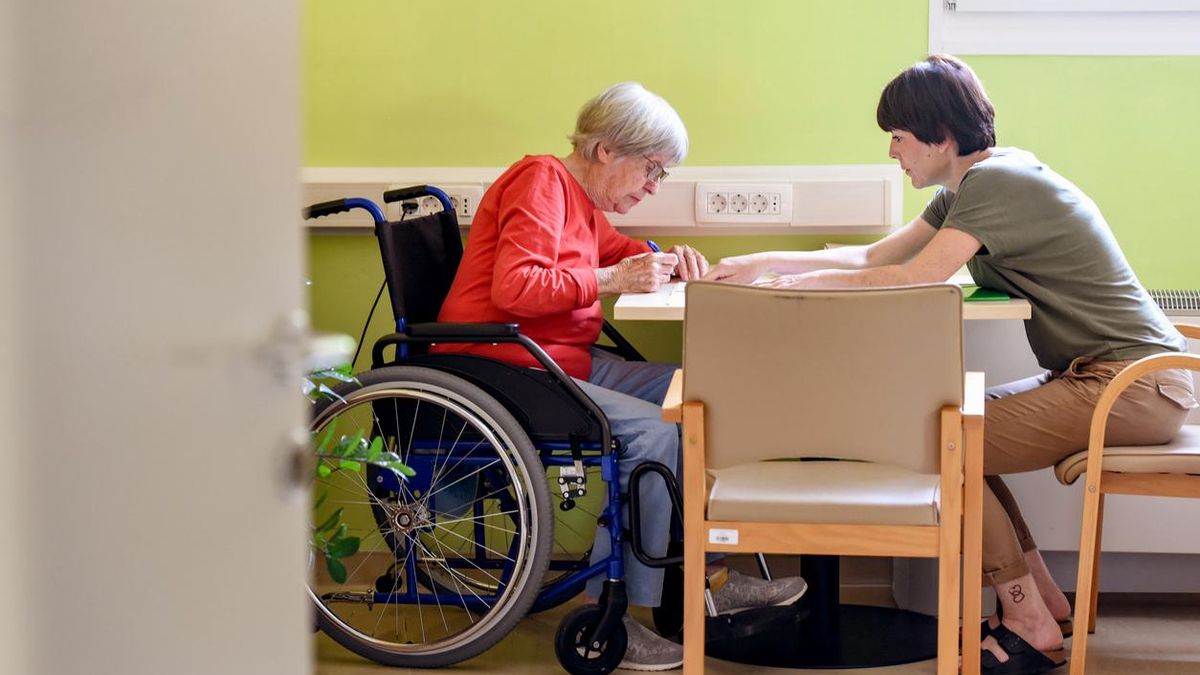 Voluntaria en un centro de personas de la tercera edad