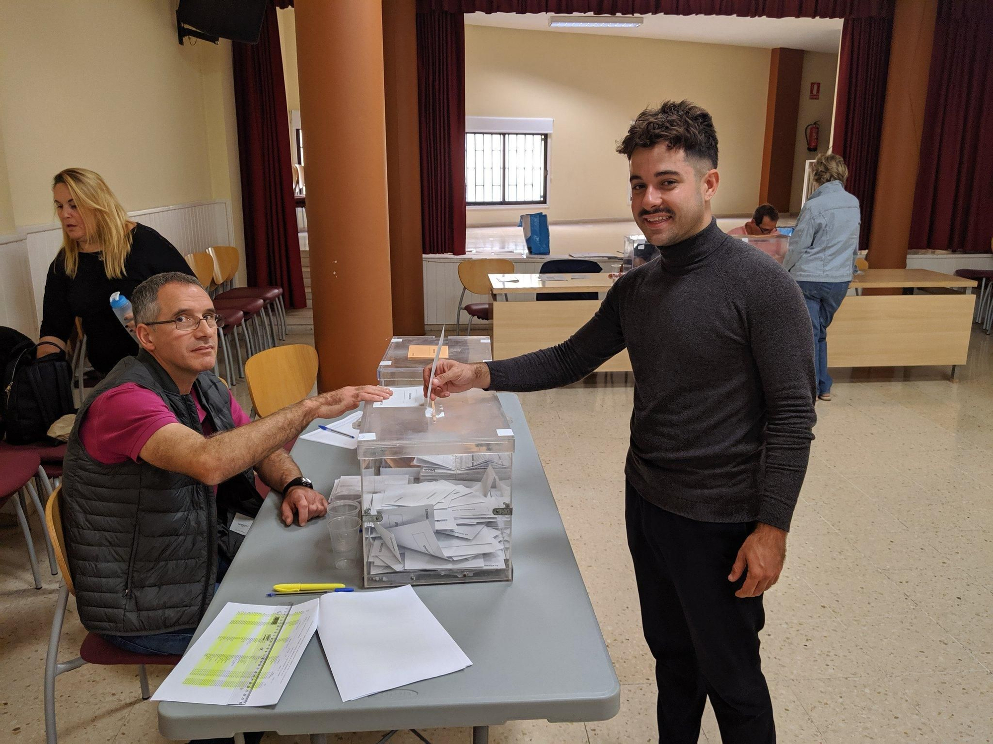 Omar Batista, candidato de Más País al Congreso por Santa Cruz de Tenerife, vota este 10N.