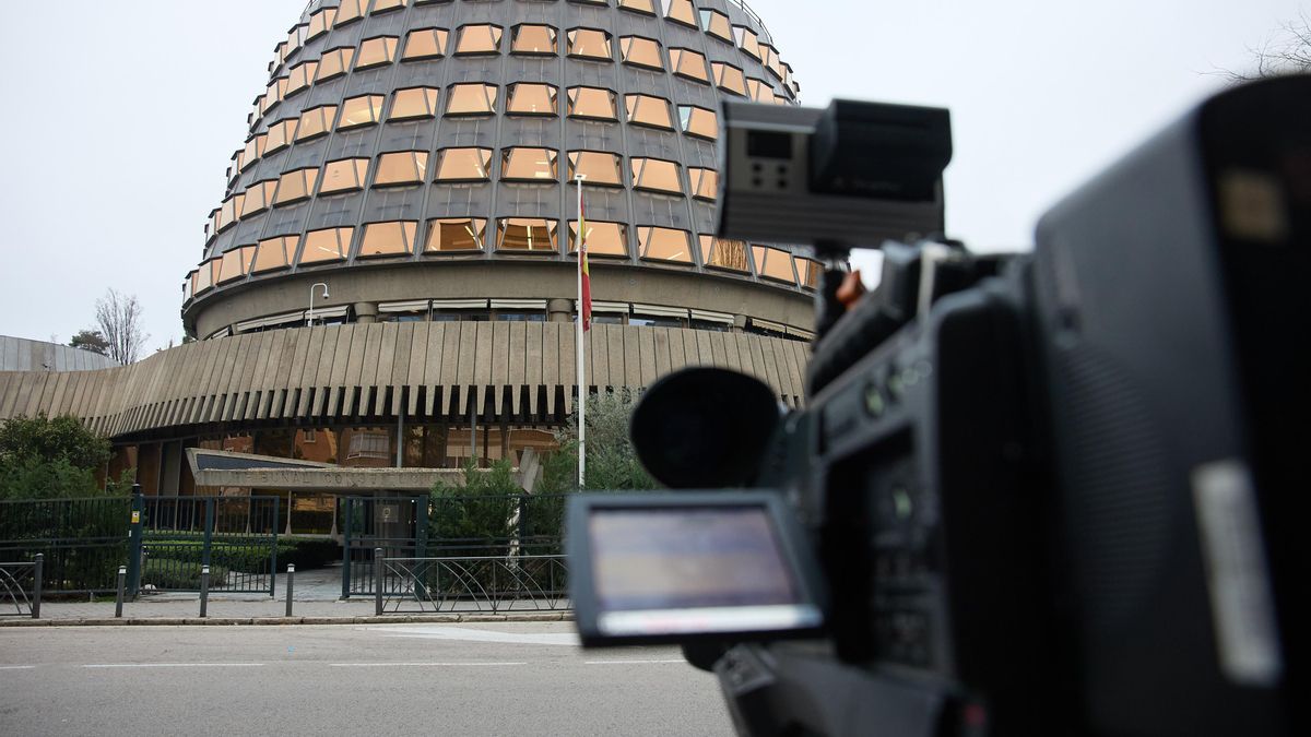 Archivo - Una cámara frente a la sede del Tribunal Constitucional.