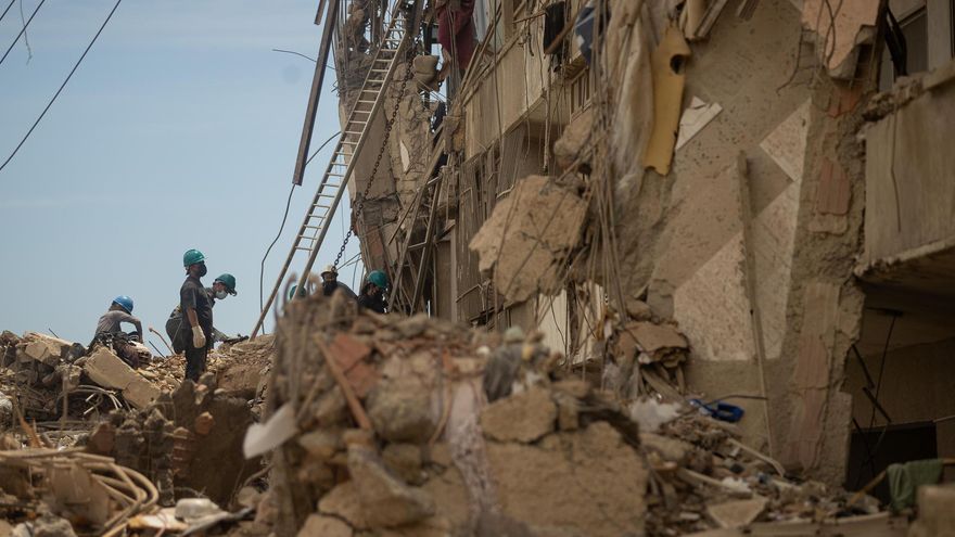 Rescatistas realizan labores de búsqueda de personas desaparecidas en una zona afectada por los terremotos, este domingo, en Catia La Mar (Venezuela).