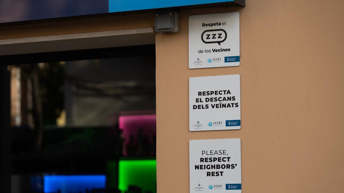Placas que reclaman a los clientes de un bar musical del Carrer Fàbrica “respeto para el descanso de los vecinos”.