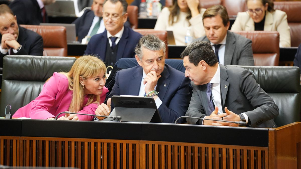 La consejera de Hacienda, Carolina España, conversa con el presidente andaluz, Juanma Moreno, ante el titular de Sanidad, Presidencia y Emergencias, Antonio Sanz.