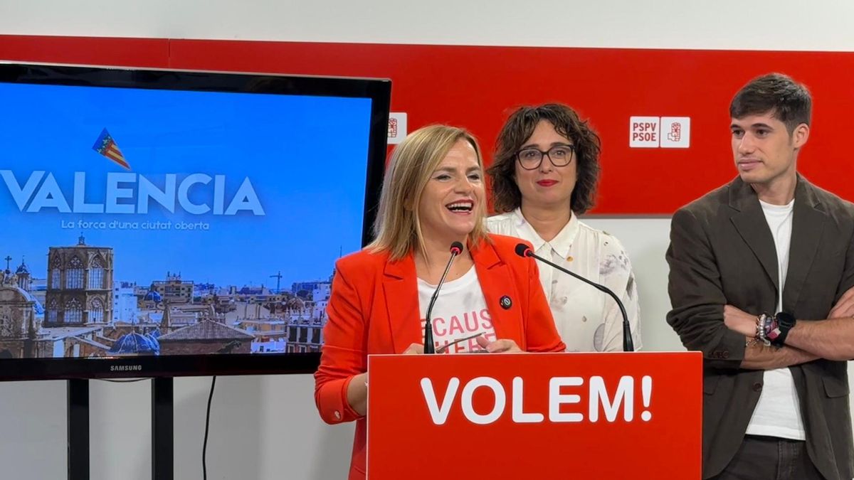 La secretaria general del PSPV de Valencia, Pilar Bernabé, acompañada por el portavoz de los socialistas en el Ayuntamiento, Borja Sanjuán.