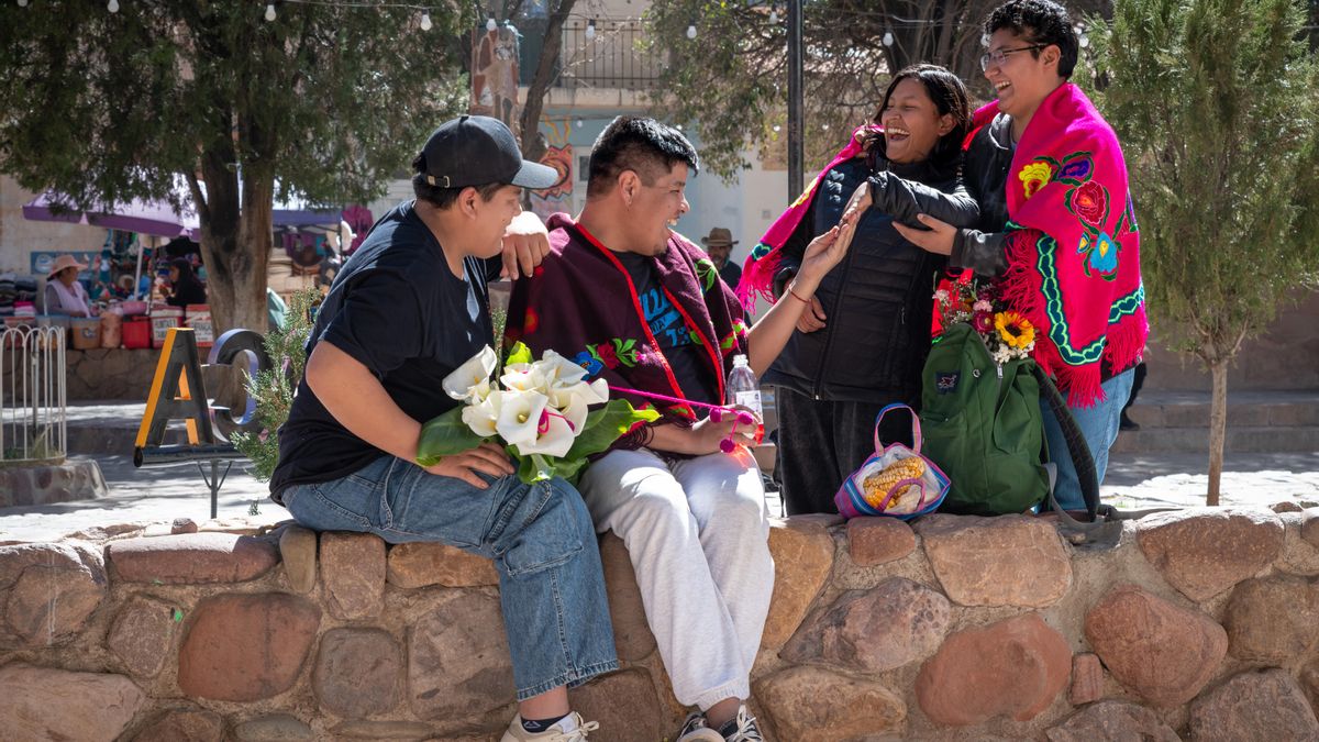 Encuentro en la plaza del pueblo