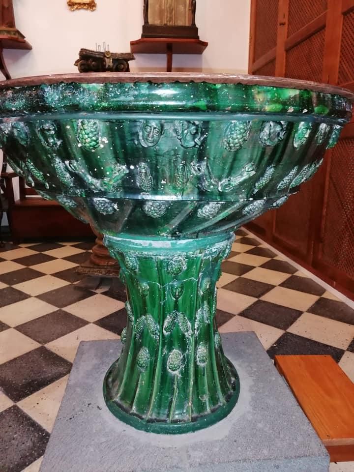 Pila de barro vidriado (Sevilla, s. XVI), templo de San Pedro, Breña Alta,