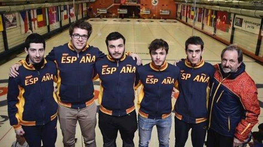 Selección española junior de Curling. Tercero por la derecha, Eduardo de Paz.