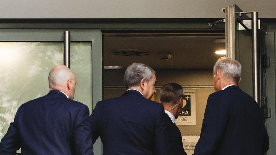 El expresidente del Gobierno, José Luis Rodríguez Zapatero (2i), llega este miércoles a la Audiencia Nacional para declarar como investigado por organización criminal, tráfico de influencias y falsedad en la causa sobre el préstamo a la compañía aérea Plus Ultra.