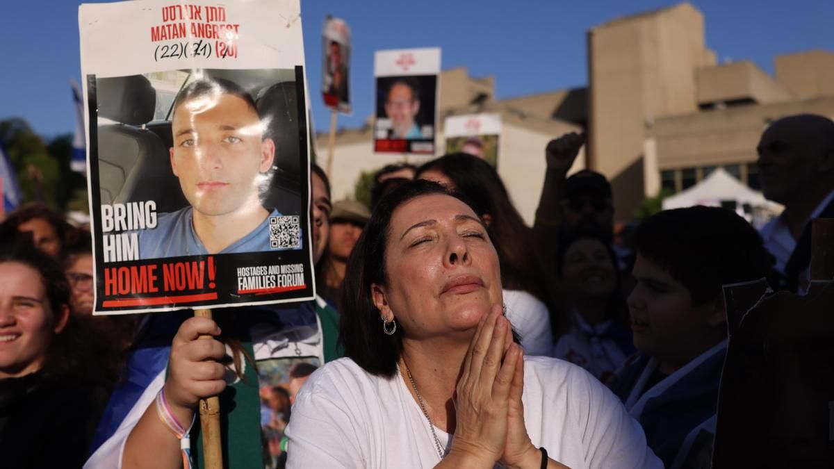 Una mujer reza durante la concentración de este lunes en la Plaza de los Rehenes de Tel Aviv.