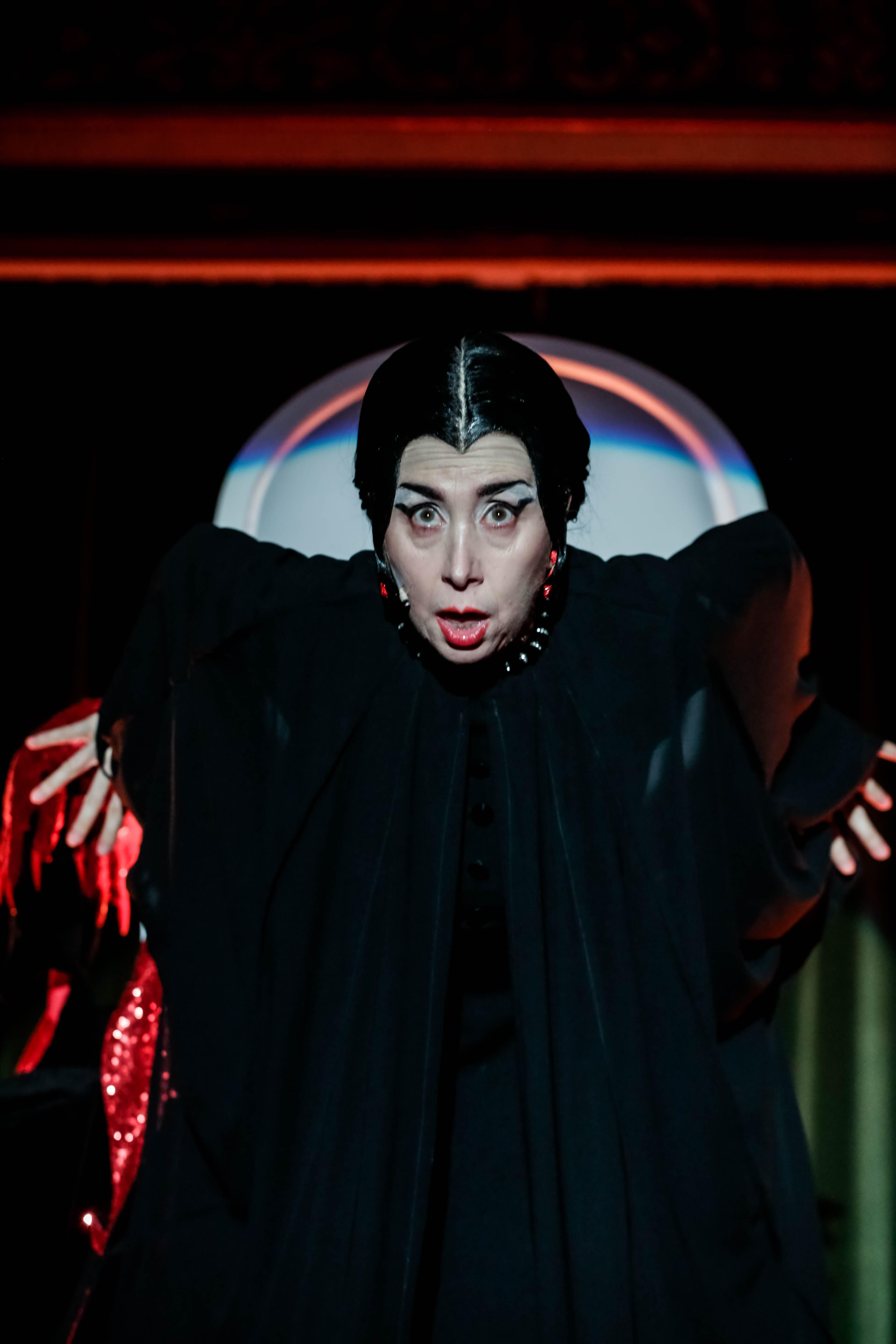 La protagonista emergiendo de su sarcófago.