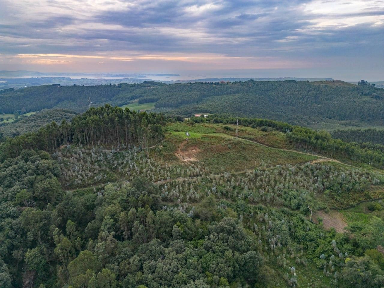 La Cueva de la Garma, descubierta en 1995, se encuentra en el Monte de La Garma de la localidad de Omoño en el municipio cántabro de Ribamontán al Monte. P. SAURA
