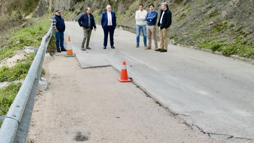 El consejero de Fomento en una carretera.