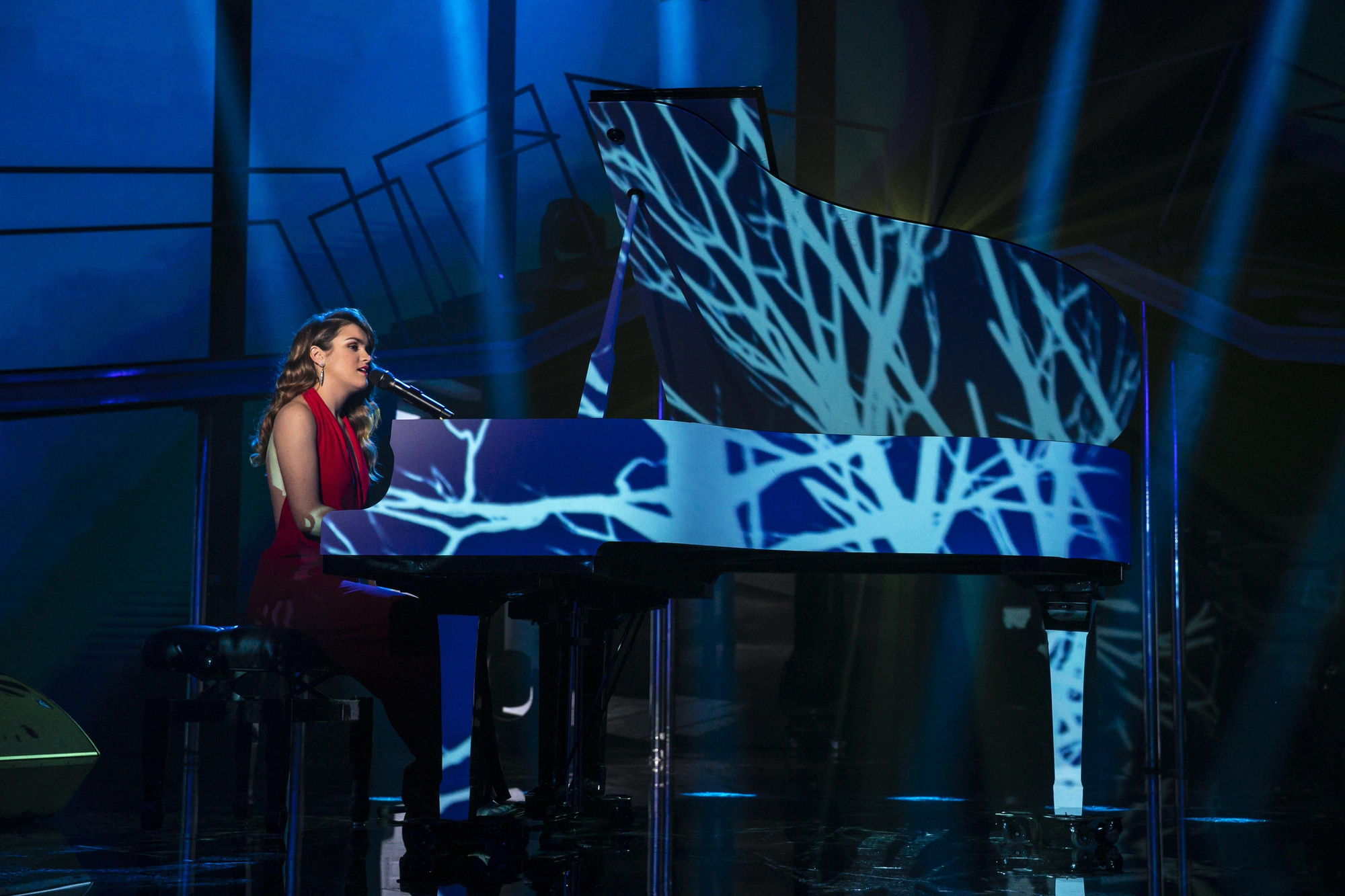Amaia y su piano durante su canción en la final de OT