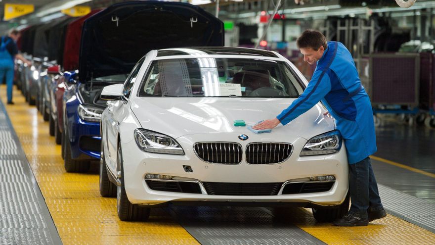 Un empleado trabaja en un vehículo en la planta de la compañía BMW en Dingolfing (Alemania). EFE/Armin Weigel/Archivo