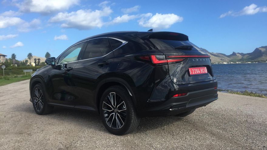 El NX 450h + puede recorrer alrededor de los 70 kilómetros en modo eléctrico.