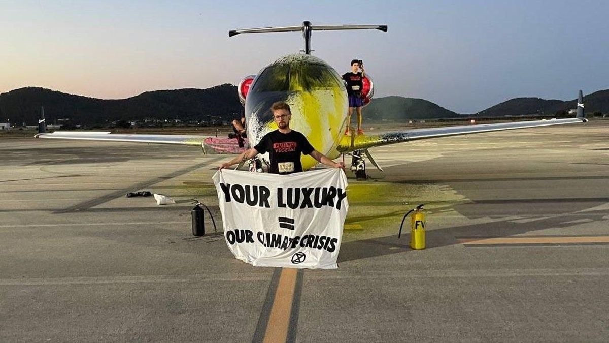 Tres activistas de Futuro Vegetal rocían con pintura y se pegan a un jet privado en el aeropuerto de Eivissa.