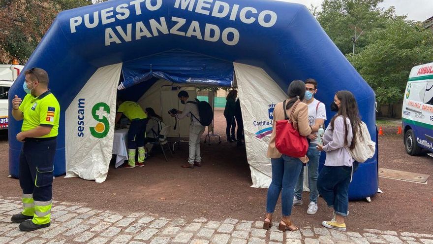 Unidad móvil de vacunación en el campus de la Fábrica de Armas de Toledo