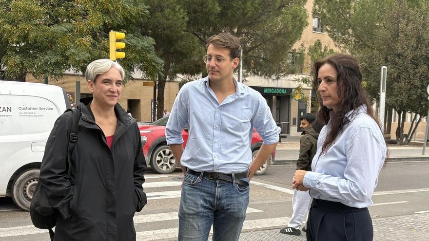 La candidata del Frente Amplio a la Presidencia del Gobierno de España, Ada Colau; el presidente de CHA, Jorge Pueyo; y la coordinadora general de IU Aragón, Marta Abengochea.
