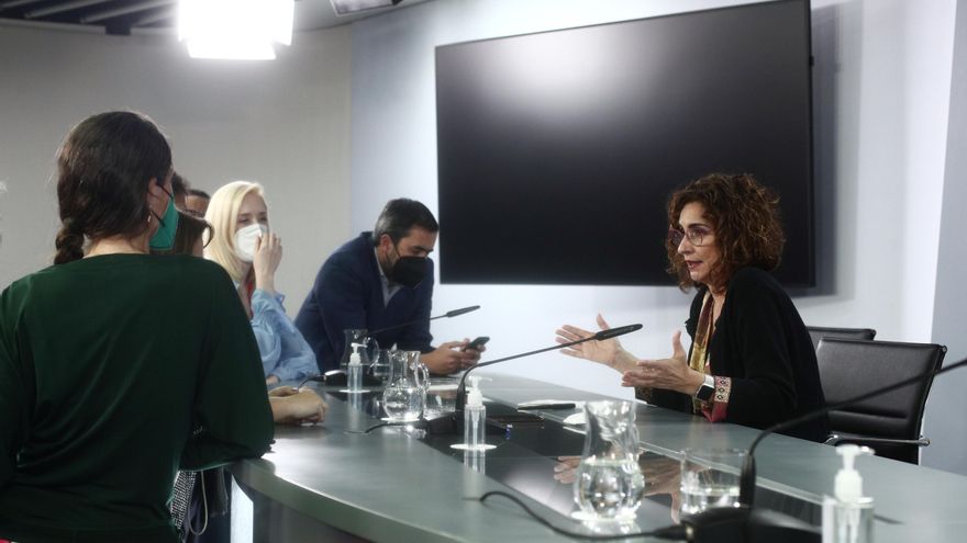 La ministra de Hacienda, María Jesús Montero; conversa con varios periodistas tras una rueda de prensa posterior al Consejo de Ministros, a 27 de abril de 2021, en el Complejo de la Moncloa, Madrid, (España). Durante la convocatoria informarán, entre otra