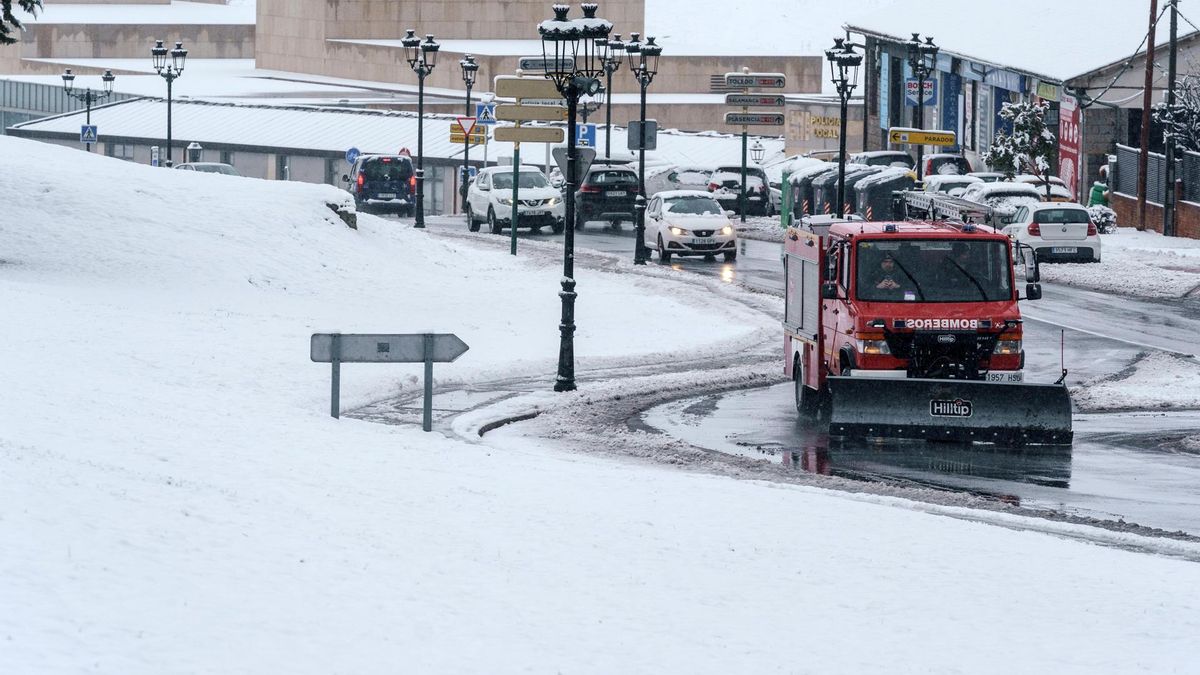 Una máquina quitanieves de los Bomberos de la Diputación de Ávila limpia las calles del norte de la capital provincial.