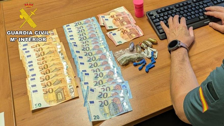 Dinero y droga intervenida al detenido
