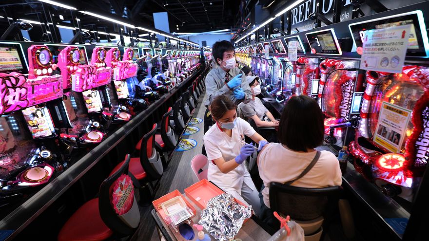 Una mujer es vacunada contra la covid-19 en un pachinko de Osaka, Japón. EFE/ Jiji Press