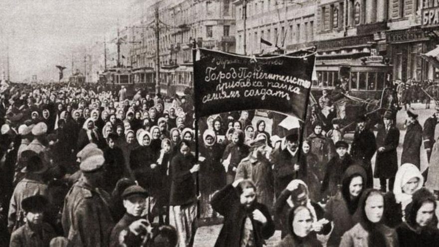 Mujeres rusas movilizadas en los inicio de la Revolución de febrero.
