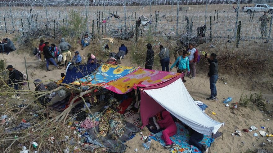 Confusión y miedo entre los migrantes en la frontera ante la disputa judicial por ley SB4