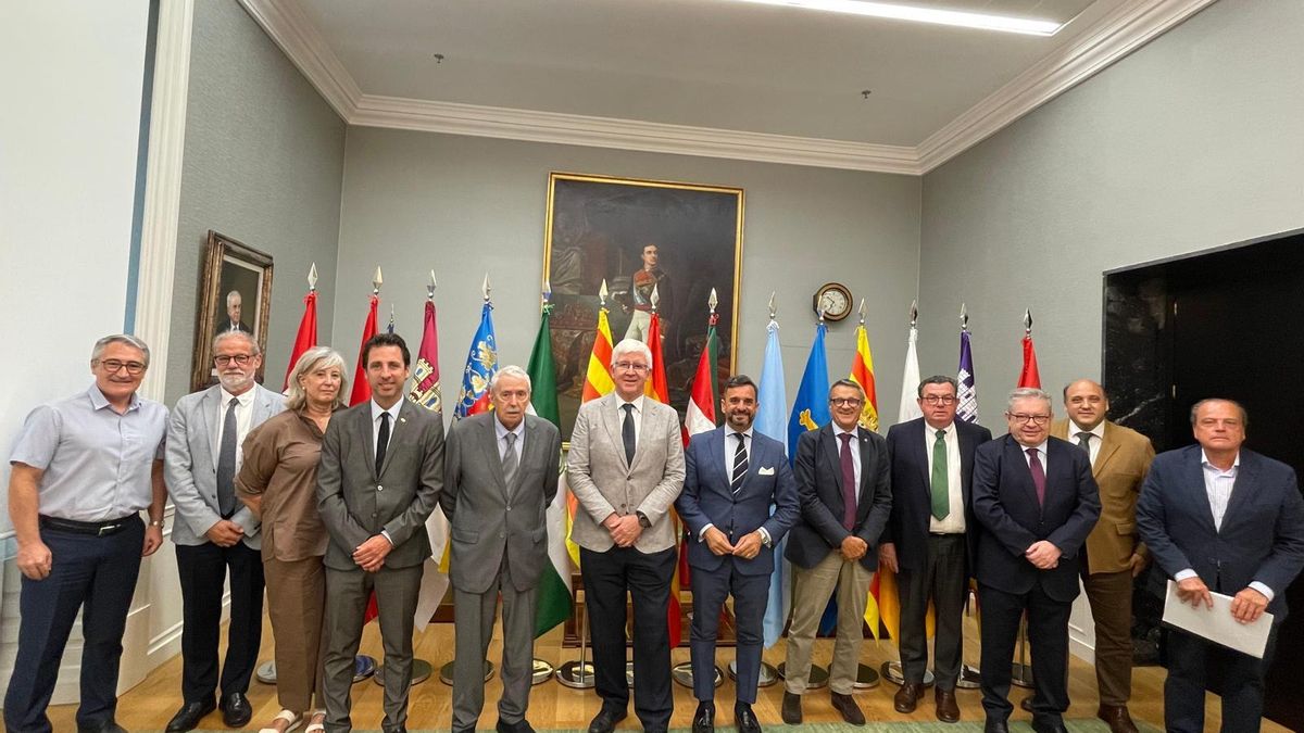Pedro Pacheco (centro) en la reunión de presidentes de la ASOCEX en Madrid, este lunes 30 junio.