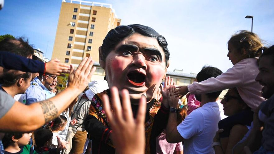 El Gobierno del PP en Zaragoza da marcha atrás y renuncia a cobrar tasas por la comparsa de cabezudos