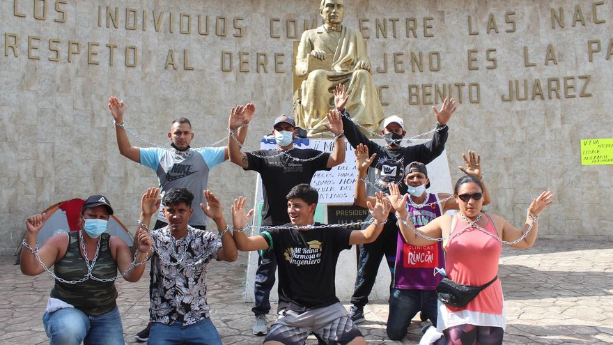 Migrantes se encadenan para presionar la entrega de papeles en el sureste de México