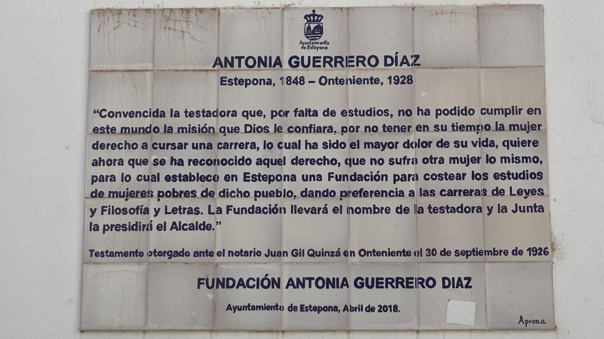 Placa colocada en la Plaza Antonia Guerrero de Estepona