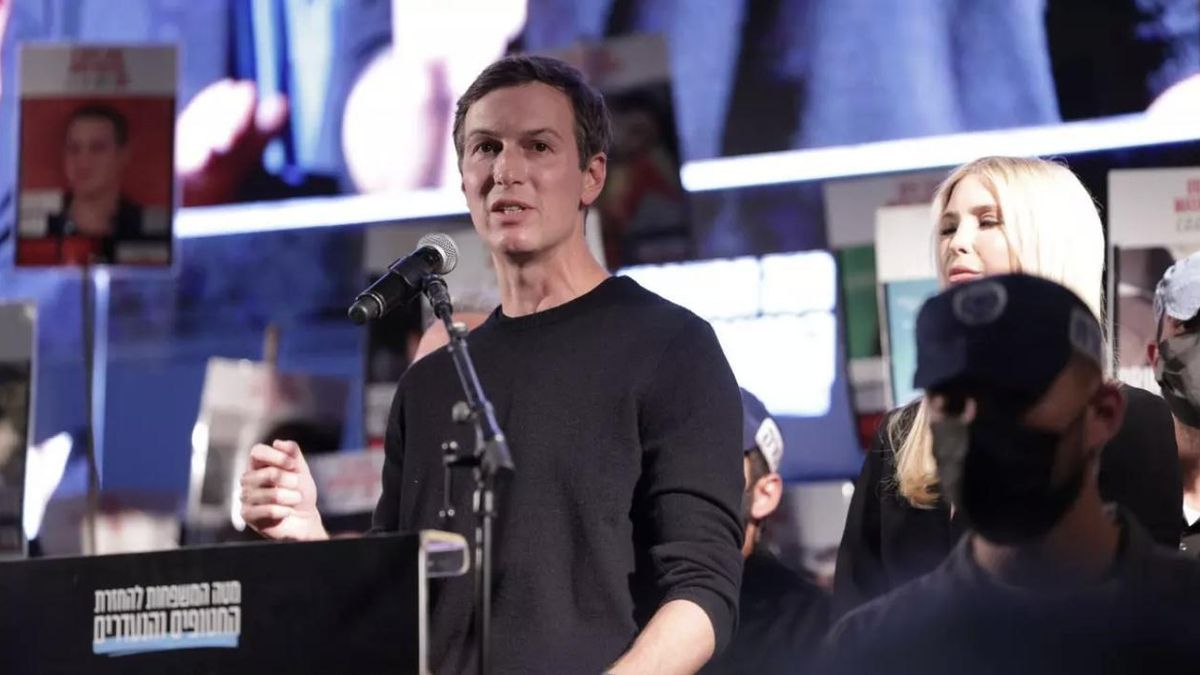 Jared Kushner, yerno de Trump, este sábado durante una concentración en la "Plaza de los Rehenes" de Tel Aviv.