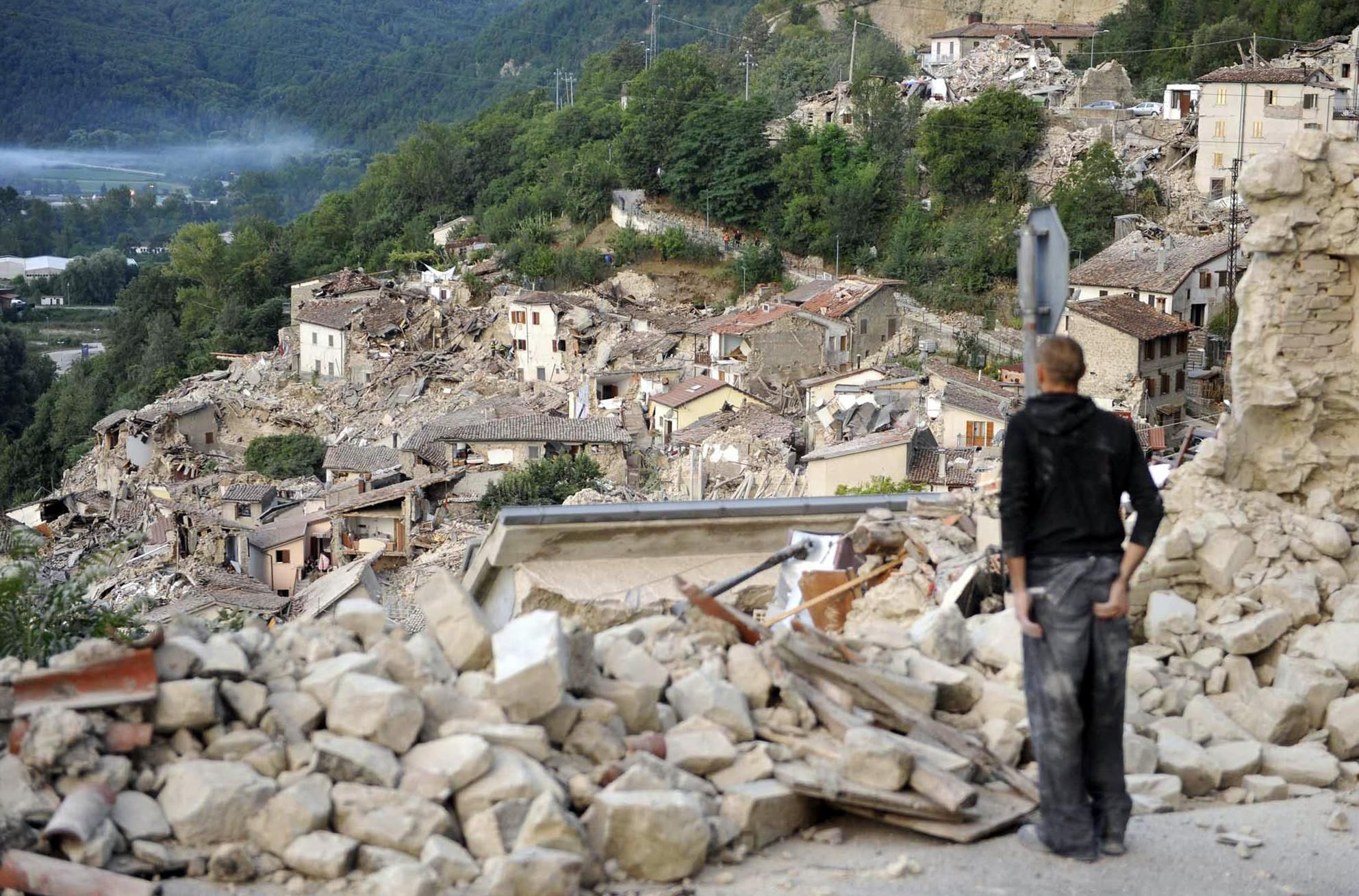 Un superviviente observa los daños causador por el terremoto en Pescara del Tronto / AP - Cristiano Chiodi