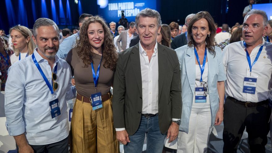 Los vicesecretarios andaluces del PP Juan Bravo y Elías Bendodo (en los extremos izquierdo y derecho de la foto, respectivamente), junto a Ester Muñoz, Alberto Núñez Feijóo y Carmen Fúnez en el Congreso del PP. (Foto de archivo).