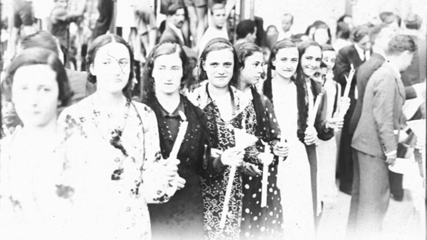 Jóvenes esperando a la procesión de la Virgen del Carmen en Chamberí, 1935 | SANTOS YUBERO