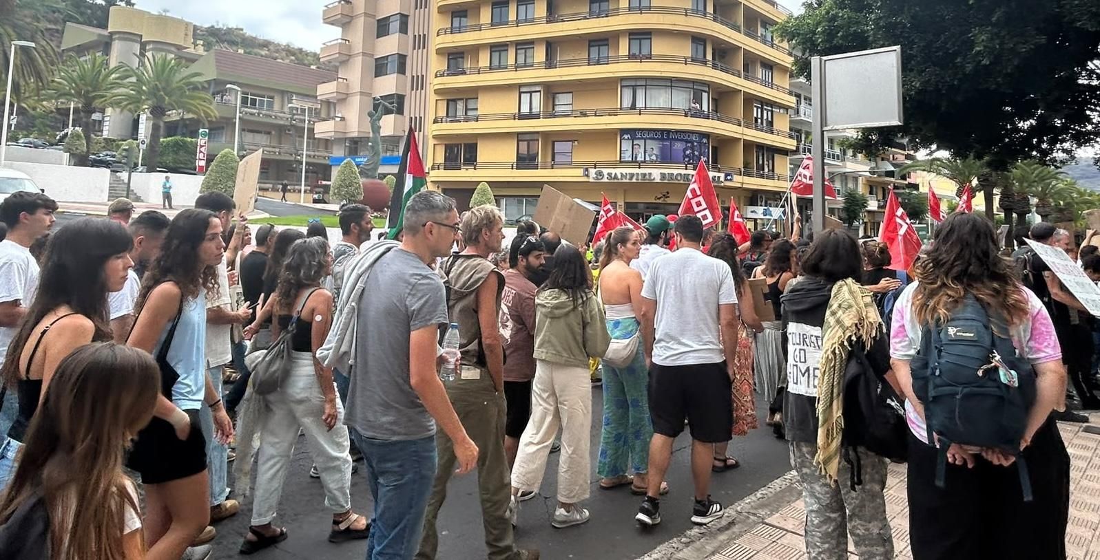 Manifestación este viernes en Los Llanos de Aridane para reclamar una vivienda digna. LA PALMA AHORA