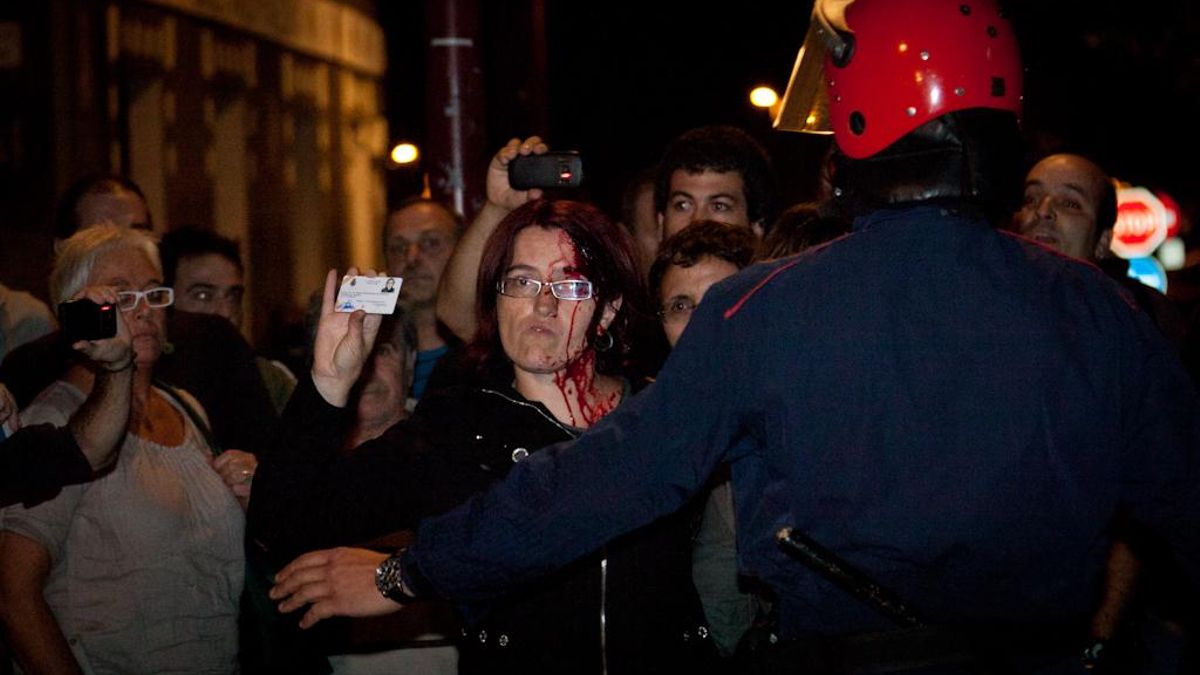 La senadora de Amaiur Amalur Mendizabal, con el rostro ensangrentado tras una carga de la Ertzaintza. /Javi Julio.