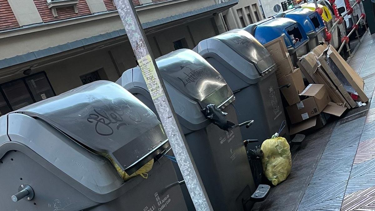 Contenedores de basura en la calle Santa Nonia de León.