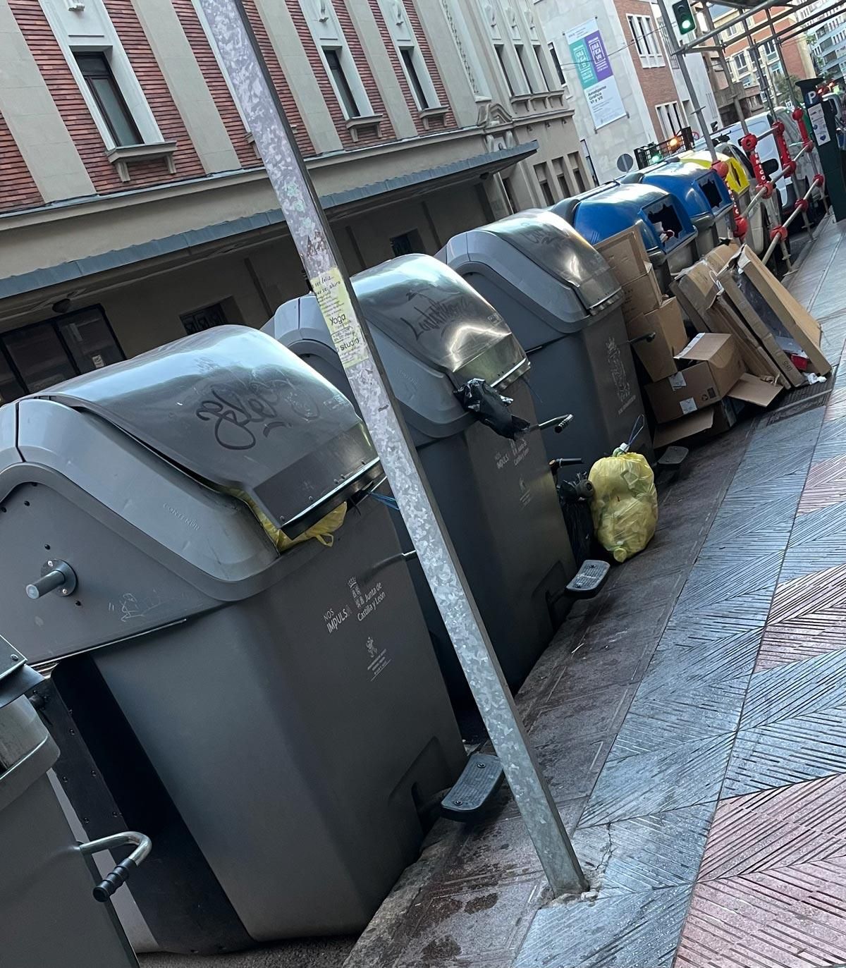 Acumulación de basuras en la calle Santa Nonia de la capital leonesa.